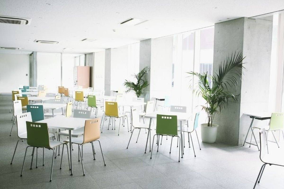 Cafétéria aux tables essuyées et planchers nettoyés